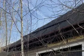 Niedokończony dom z budką ochroniarza