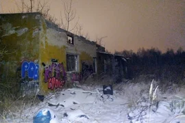 Opuszczony mały budynek w łodzi