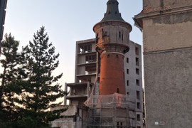 Opuszczona wieża ciśnień z niedokończoną dobudowa
