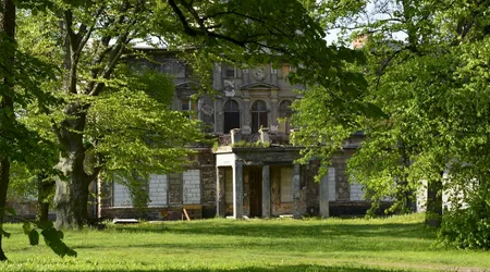 Opuszczony pałac, morasko