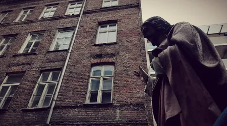 Kamienica z figurą na podwórku