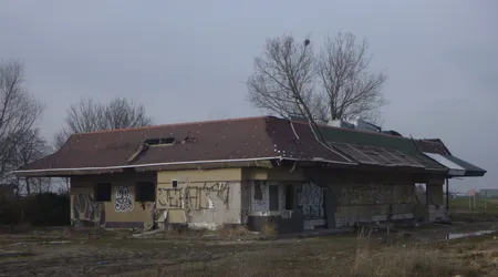 Opuszczona stacja benzynowa i mc donald's