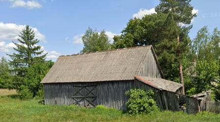 Opuszczony mały domek i budynki gospodarcze