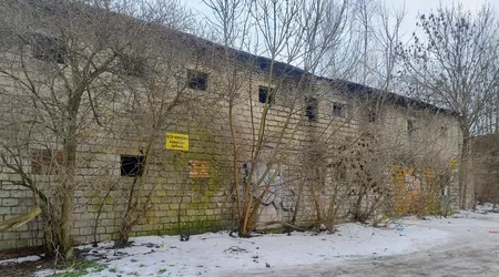 Opuszczony budynek i szopa