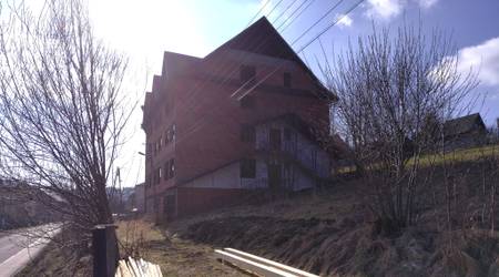 Niedokończony budynek, trzebinia