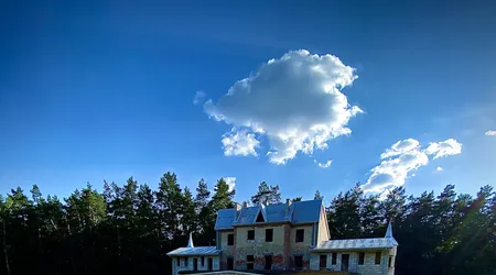 Opuszczony niedokończony dom-pałac