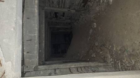 Opuszczony schron w lesie obok przystanku