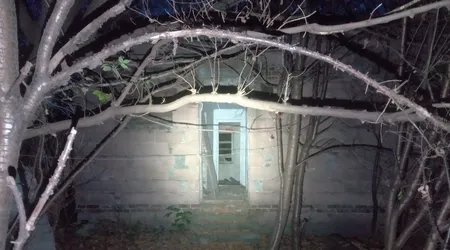 Mały dom ze śmieciami w środku