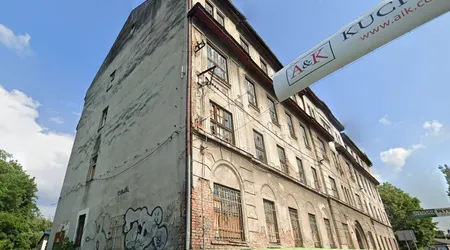 Duża opuszczona kamienica urzędu