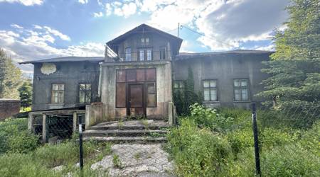 Opuszczony dom wielorodzinny