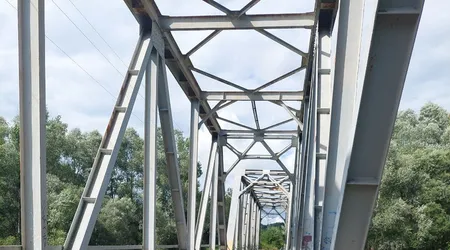 Most kolejowy woźniki