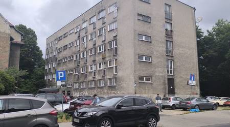 Opuszczony dobrze zachowany blok.