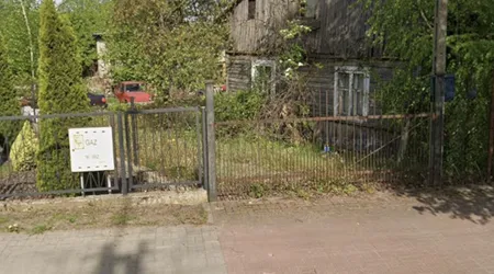 Opuszczony dom z kilkoma samochodami