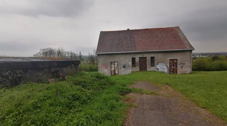 Opuszczony dom z mniejszym budynkiem