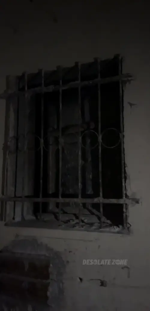 Dom obok warsztatu samochodowego - zdjęcie 2/24