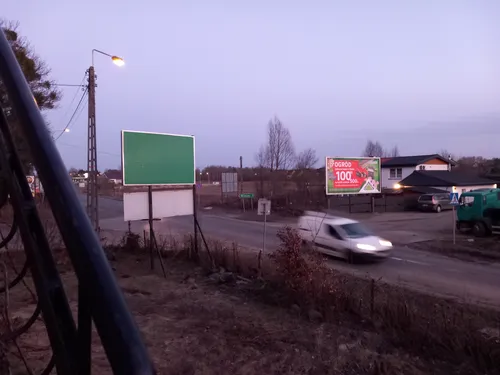 Opuszczony domek z garażem