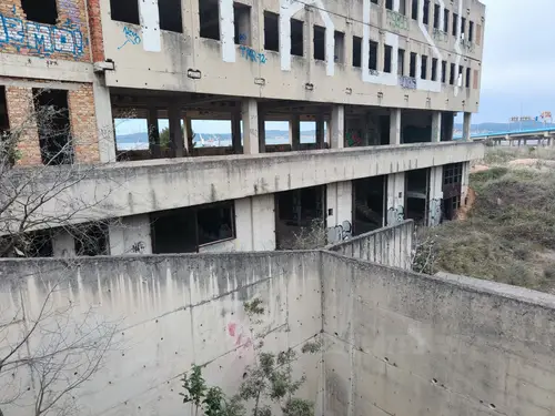 Duży niedokończony budynek koło portu Zadar - zdjęcie 3/47