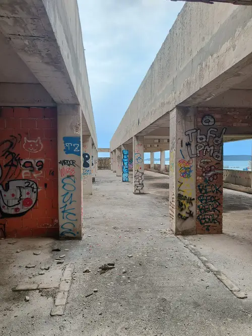 Duży niedokończony budynek koło portu Zadar - zdjęcie 41/47