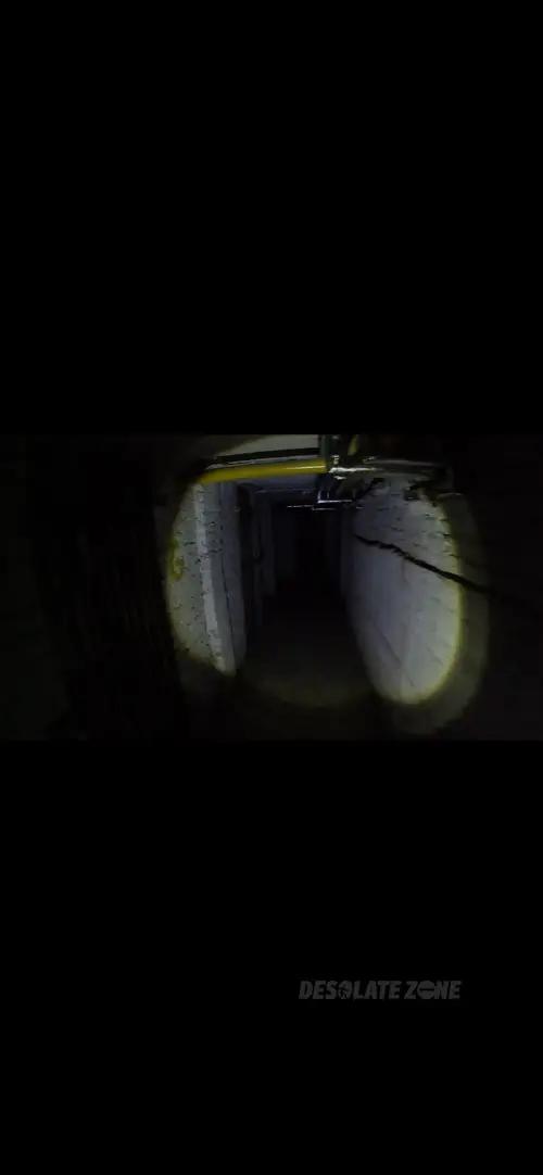 Zewnętrzne wejście do piwnicy pod blokiem - zdjęcie 9/11