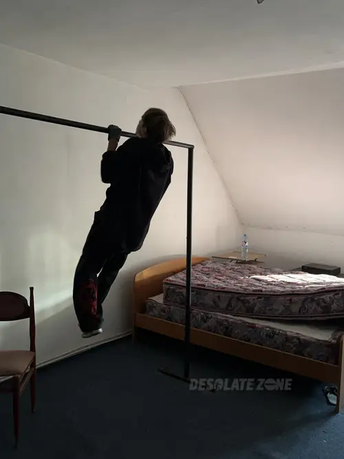 Opuszczona fabryka manekinów i rekwizytów reklamowych - photo 31/137