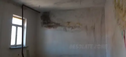 Opuszczona przychodnia wojskowa.