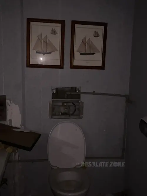 Opuszczona fabryka manekinów i rekwizytów reklamowych - photo 47/137