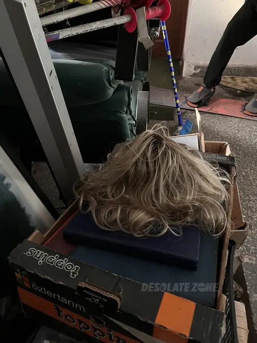 Opuszczona fabryka manekinów i rekwizytów reklamowych - photo 64/137