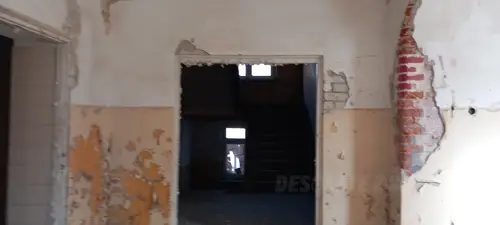 Opuszczona przychodnia wojskowa.