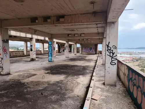 Duży niedokończony budynek koło portu Zadar - zdjęcie 37/47