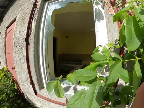 Opuszczony dom na skraju lasu - zdjęcie 7/59