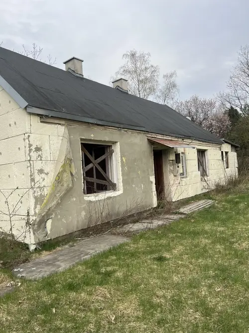 Opuszczony dom z szopką - zdjęcie 1/2