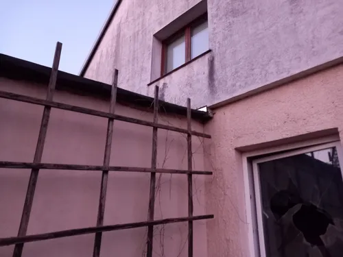 Opuszczony domek z garażem