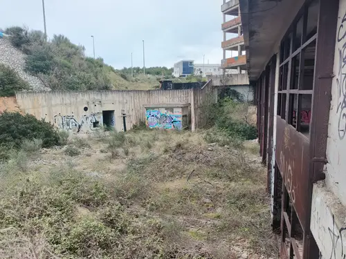 Duży niedokończony budynek koło portu Zadar - zdjęcie 8/47