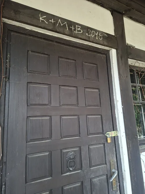 dwa opuszczone domki