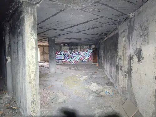 Duży niedokończony budynek koło portu Zadar - zdjęcie 17/47