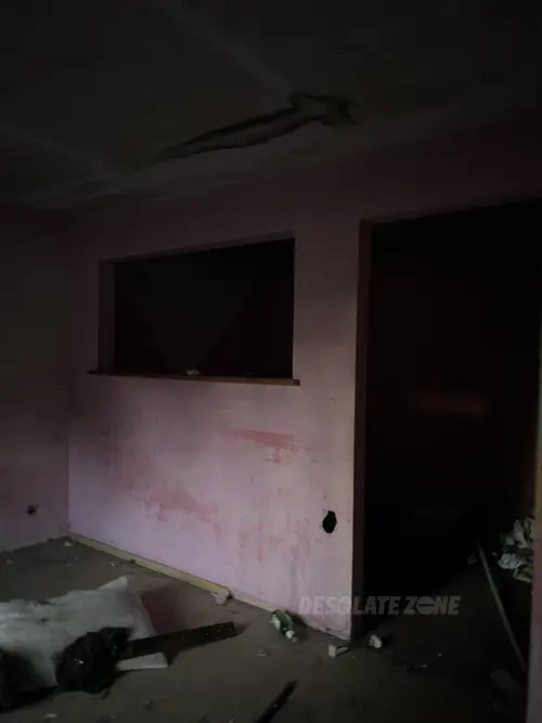 Opuszczony dom z szopką - zdjęcie 8/11