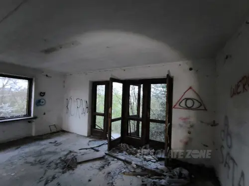 Duża Ruina Domu ze Składem Skrzyń - photo 2/9