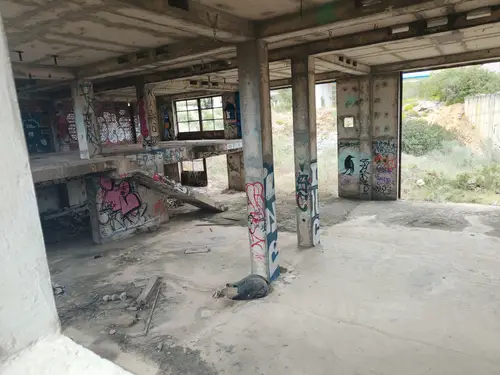 Duży niedokończony budynek koło portu Zadar - zdjęcie 10/47