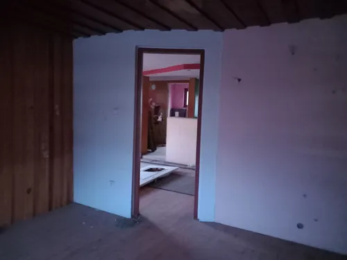 Opuszczony domek z garażem