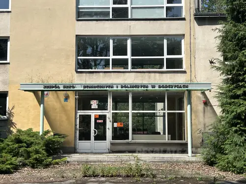 Opuszczony  zespół szkół rolniczych i internat  w Dobczycach - zdjęcie 1/6