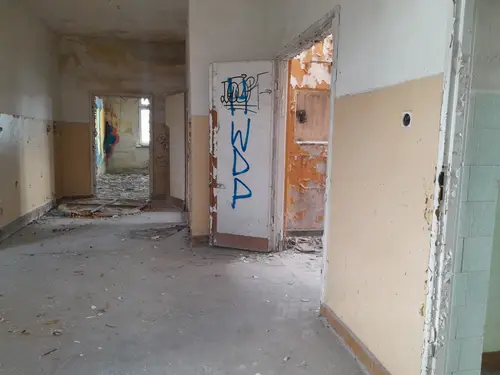 Opuszczona przychodnia wojskowa.