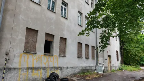 Opuszczona przychodnia wojskowa.