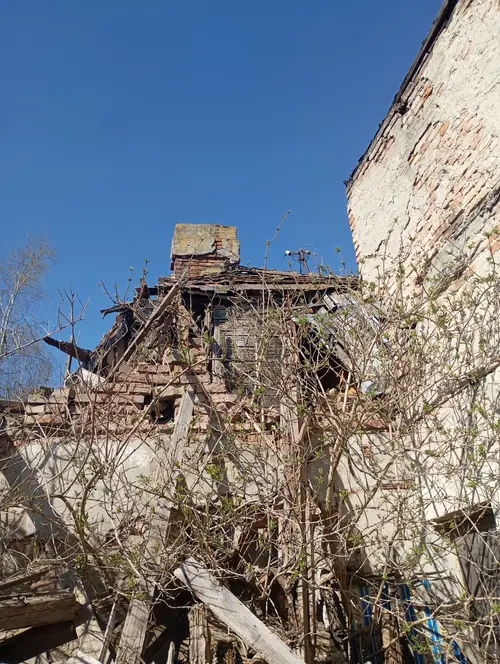 Opuszczony dom z lekko zawalonym dachem - photo 1/9