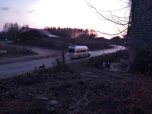 Opuszczony domek z garażem