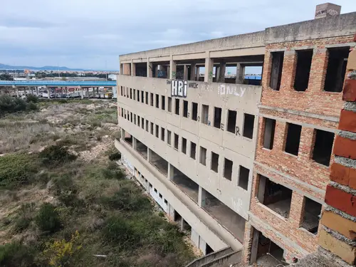 Duży niedokończony budynek koło portu Zadar - zdjęcie 40/47