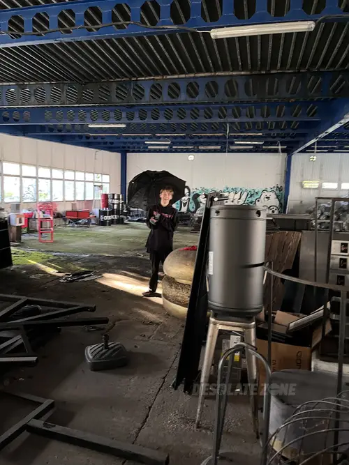 Opuszczona fabryka manekinów i rekwizytów reklamowych - photo 93/137