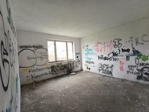 Opuszczony niedokończony dom - zdjęcie 6/13