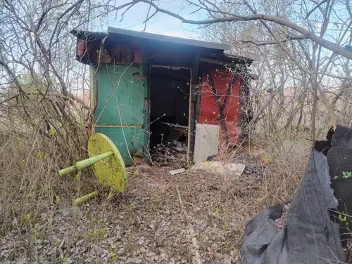 Opuszczony mały budynek