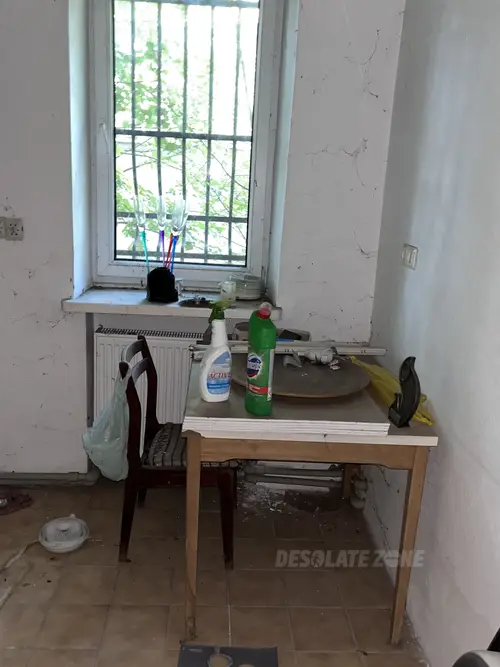 Opuszczona fabryka manekinów i rekwizytów reklamowych - photo 46/137