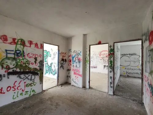 Opuszczony niedokończony dom - zdjęcie 8/13